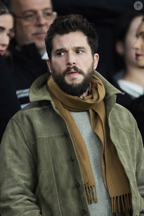 Kit Harington - Célébrités assistent au 1/8e de finale aller de la Ligue des champions 2024-25 entre le PSG contre Liverpool (0-1) au Parc des Princes à Paris le 5 mars 2025. © Cyril Moreau/Bestimage