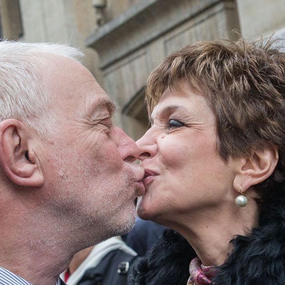 Exclusif -Catherine Laborde et Thomas Stern dans la mairie - Catherine Laborde a épousé son compagnon de longue date Thomas Stern, publicitaire, samedi 9 novembre 2013 à la mairie du 2e arrondissement de Paris, en présence de ses amis les plus proches.