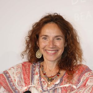 Tombée amoureuse du pays et de sa nature luxuriante, Isabel Otero veut désormais s'adonner pleinement à la cause écologique qui lui tient tant à cœur.

Isabel Otero - Ouverture du 6ème Festival Les Héros de la Télé à Beausoleil le 7 octobre 2017.  

Photo : JLPPA / Bestimage