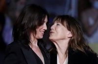 Vidéo : Charlotte Gainsbourg évoque les liens avec sa mère Jane Birkin et comment le documentaire "Jane par Charlotte" les a rapprochées dans "Les rencontres du Papotin" sur France 2

Photo : Charlotte Gainsbourg et sa mère Jane Birkin (habillée en Céline) - Montée des marches du film «Jane par Charlotte» lors du 74ème Festival International du Film de Cannes. © Borde-Jacovides-Moreau / Bestimage