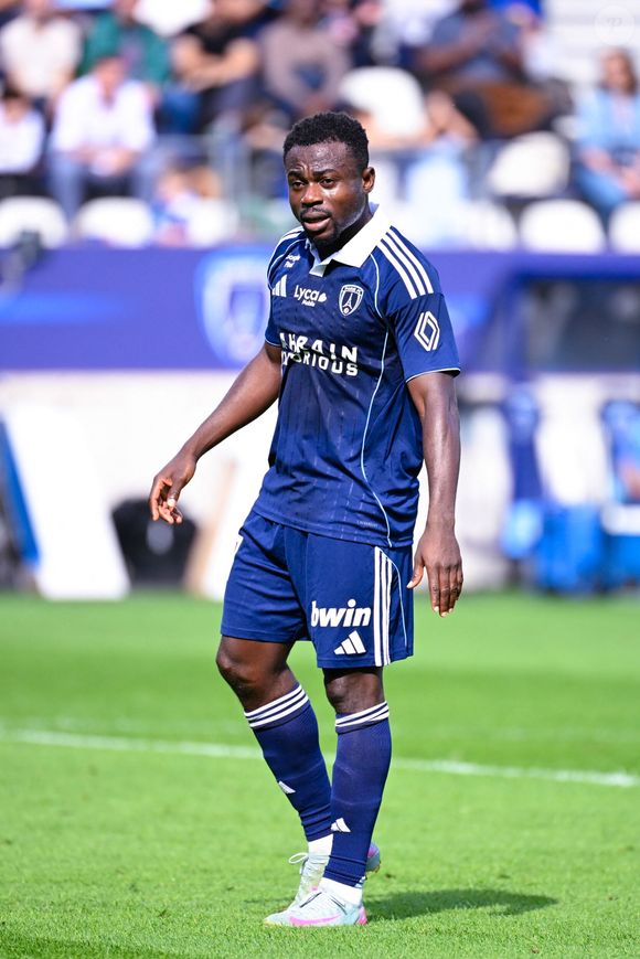 Il s'agit de Moses Simon, international nigérian et attaquant du Paris FC.

Moses Simon ( 27 - PFC ) lors du match de Ligue 1 entre le Paris FC et le RC Strasbourg Alsace au Stade Jean Bouin le 21 septembre 2025 à Paris, France. ( Photo by Federico Pestellini / PsnewZ/ Bestimage )