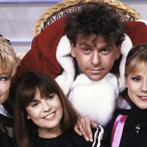 Archives - En France, à Paris, sur le plateau, de gauche à droite, Chantal GOYA, DOROTHEE, Karen CHERYL, derrière elles, JACKY (Jacques Jakubowicz) avec un costume de père Noël. Le 20 novembre 1985 © Bernard Leguay via Bestimage