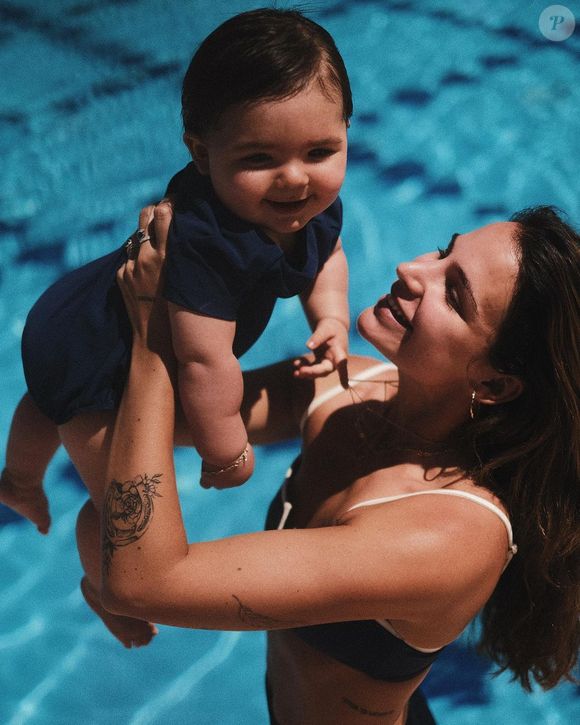 Jade Leboeuf et son fils Elon à la piscine.