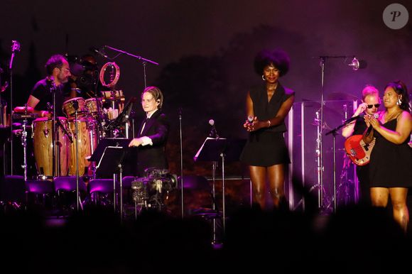 Christine and the Queens (Rahim C Redcar) - Soirée du "Grand Concert de la fête de la musique" au Jardin des Tuileries, autour de la vasque olympique, présentée par D. Bürki et M. Bouhafsi et retransmis en direct sur France 2 à Paris le 21 juin 2025. © Marc Ausset-Lacroix - Jack Tribeca - Christophe Clovis / Bestimage
