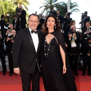 Jean Reno et sa femme Zofia à la montée des marches du film "The Last Face" lors du 69ème Festival International du Film de Cannes le 20 mai 2016. © Rachid Bellak / Bestimage