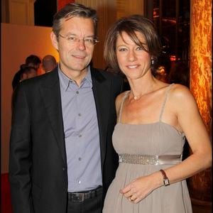 A noter que Carole Gaessler aura fini par se relever de la mort de son premier amour, entre autres grâce à Franck.

Carole Gaessler et son mari - Dîner de soutien pour la fondation "Aides" à Paris