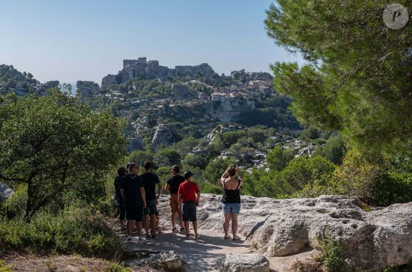 Les Baux de Provence  : panorama sur le village, région de la vallee des Baux dans les Alpilles. Touristes face au village classe et labellise "Plus beaux villages de France" - Photo de Delmarty J/ANDBZ/ABACAPRESS.COM -