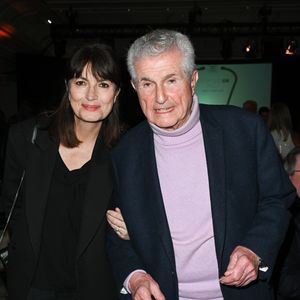 Claude Lelouch et sa compagne Valérie Perrin - Gala caritatif des "Stéthos d'Or" qui récompensent les artistes qui contribuent au bien-être de tous, organisé par la Fondation pour la Recherche en Physiologie au George V à Paris, le 27 mars 2023.  © Coadic Guirec-Rachid Bellak/Bestimage