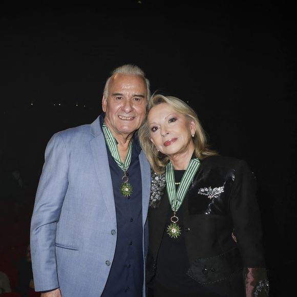 Exclusif - Véronique Sanson - Michel Fugain et Véronique Sanson se décorent mutuellement de l'Ordre des Arts et des Lettre à l'occasion du concert de Michel Fugain et de sa femme Sanda à Bobino, Paris le 27 janvier 2025.  © Jack Tribeca / Bestimage