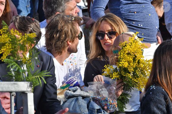 Philippe Lacheau, l'acteur, réalisateur, scénariste et animateur français venu en famiile, avec sa fcompagne Elodie Fontan et leur fils Raphaël, durant le défilé d'ouverture du Carnaval de Nice 2024 "Roi de la Pop Culture", le 17 février 2024.
 © Bruno Bebert/Bestimage