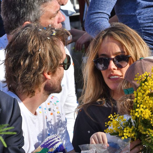 Philippe Lacheau, l'acteur, réalisateur, scénariste et animateur français venu en famiile, avec sa fcompagne Elodie Fontan et leur fils Raphaël, durant le défilé d'ouverture du Carnaval de Nice 2024 "Roi de la Pop Culture", le 17 février 2024.
 © Bruno Bebert/Bestimage