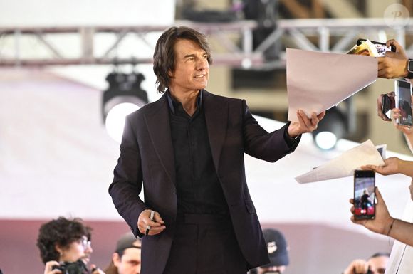 L'acteur Tom Cruise signe des autographes pour les fans lors du tapis rouge de la première du film Mission : Impossible - The Final Reckoning Mexico City film Premiere at Auditorio Nacional. on May 20, 2025 in Mexico City, Mexico. Photo by Carlos Tischler/ Eyepix Group/ABACAPRESS.COM