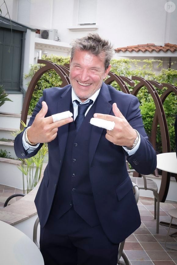 Et on a pu voir Benjamin Castaldi, maître de cérémonie de la soirée, en grande forme malgré ses blessures.

Exclusif - Benjamin Castaldi -  Concerto pour la paix de Omar Harfouch au théâtre de Béziers le 8 mai 2025 © Jack Tribeca / Bestimage