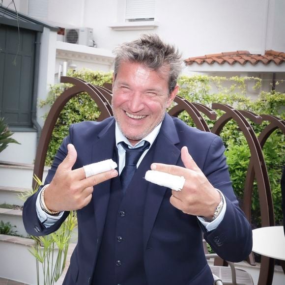 Et on a pu voir Benjamin Castaldi, maître de cérémonie de la soirée, en grande forme malgré ses blessures.

Exclusif - Benjamin Castaldi -  Concerto pour la paix de Omar Harfouch au théâtre de Béziers le 8 mai 2025 © Jack Tribeca / Bestimage