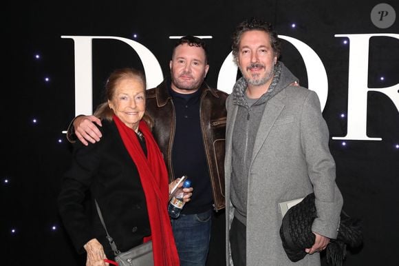 Doris Brynner, Kim Jones et Guillaume Gallienne posent après le Défilé Dior Collection Homme Prêt-à-Porter Automne/Hiver 2024-2025 lors de la Fashion Week de Paris (PFW), à l'École Miliatire, Place Fontenoy, à Paris, France, le 19 janvier 2024. © Bertrand Rindoff/Bestimage