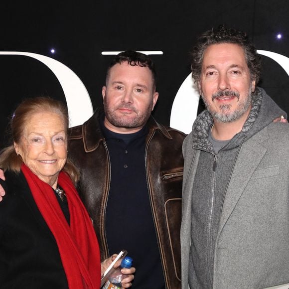 Doris Brynner, Kim Jones et Guillaume Gallienne posent après le Défilé Dior Collection Homme Prêt-à-Porter Automne/Hiver 2024-2025 lors de la Fashion Week de Paris (PFW), à l'École Miliatire, Place Fontenoy, à Paris, France, le 19 janvier 2024. © Bertrand Rindoff/Bestimage