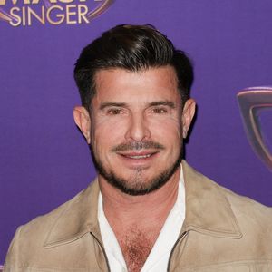 Et c'est une star de la chanson française qui fera face à l'ex-animateur de télé, à savoir le ténor Vincent Niclo qui a laissé exploser sa joie sur son compte Instagram, révélant au passage les détails de ce projet très attendu.

Vincent Niclo - Photocall officiel, organisé par TF1 et Musée Grévin, de la soirée "Watch Party" de lancement de la nouvelle saison de Mask Singer au Musée Grévin à Paris le 24 Avril 2026.
© Guirec Coadic / Bestimage
