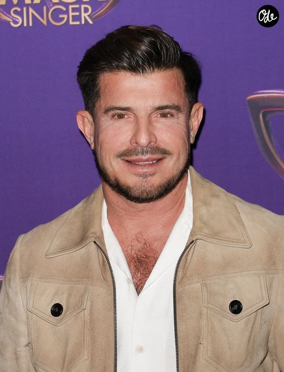 Et c'est une star de la chanson française qui fera face à l'ex-animateur de télé, à savoir le ténor Vincent Niclo qui a laissé exploser sa joie sur son compte Instagram, révélant au passage les détails de ce projet très attendu.

Vincent Niclo - Photocall officiel, organisé par TF1 et Musée Grévin, de la soirée "Watch Party" de lancement de la nouvelle saison de Mask Singer au Musée Grévin à Paris le 24 Avril 2026.
© Guirec Coadic / Bestimage