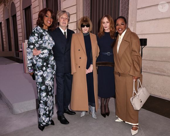 Gayle King, Paul McCartney, Anna Wintour, Stella McCartney, Oprah Winfrey - La créatrice S.McCartney est faite Chevalier de la Légion d'honneur par le président français E.Macron au palais de l'Elysée à Paris, le 5 mars 2026, lors de la Fashion Week à Paris. Cette distinction salue son parcours ainsi que son engagement dans l'univers de la création et de la mode.

BFA.com / Backgrid USA / Bestimage