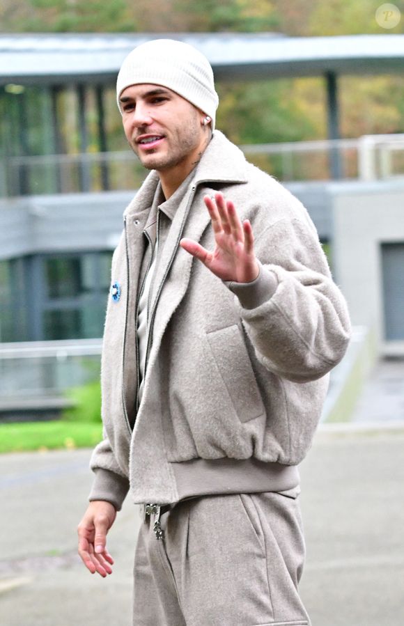 De leur côté, Lucas Hernandez et son épouse contestent fermement les accusations. Ils assurent avoir été manipulés et nient toute intention illégale.

Lucas Hernández - Arrivée des joueurs de l'Equipe de France au centre d'entraînement de Clairefontaine, le 10 novembre 2025. Ils s'apprêtent à disputer deux matchs décisifs contre l'Ukraine le 13 novembre 2025 puis l'Azerbaïdjan, le 16 novembre 2025, dans le cadre de la campagne de qualification pour le Mondial 2026.
© Christian Liewig / Bestimage
