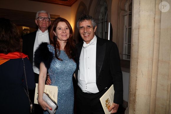 Exclusif - Julien Clerc et sa compagne Hélène Grémillon arrivent au banquet d'état au Guildhall à Londres en marge de la visite du couple présidentiel français au Royaume Uni le 9 juillet 2025.

© Dominique Jacovides / Bestimage