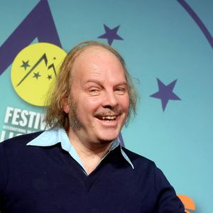 Il a d'ailleurs fait ses adieux aux auditeurs le 26 juin 2025 dans une chronique baptisée sobrement "Au revoir" .

Philippe Katerine - Photocall lors de la 26ème édition du festival international du film de comédie de l'Alpe d'Huez le 17 janvier 2023. © Dominique Jacovides / Bestimage