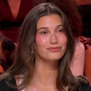 Hailey Bieber, la fondatrice de la marque Rhode, a fait une apparition très remarquée sur le plateau de Quotidien (TMC).