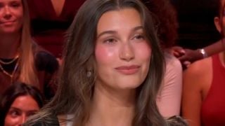 Hailey Bieber dans Quotidien a créé un engouement massif avec son maquillage : Voici comment le reproduire