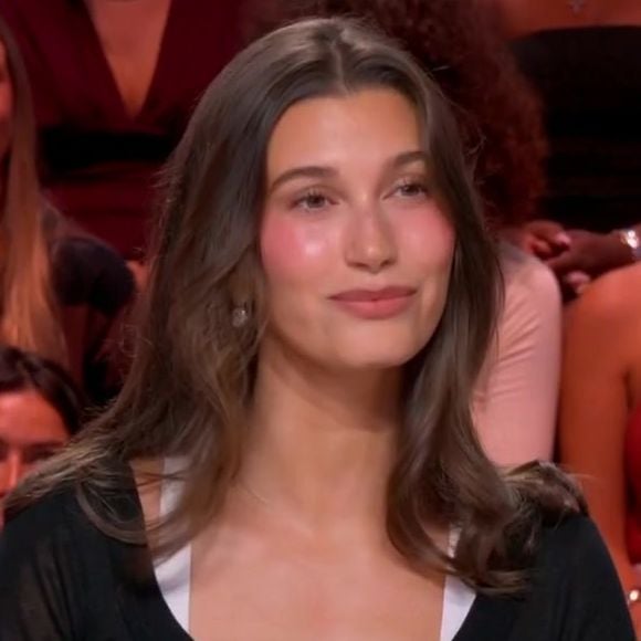 Hailey Bieber, la fondatrice de la marque Rhode, a fait une apparition très remarquée sur le plateau de Quotidien (TMC).