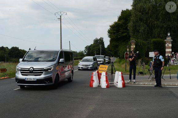 Arrivée du cercueil dans le corbillard à la propriété de Douchy-Montcorbon à quelques heures des obsèques d'Alain Delon le 24 août 2024. Agence / Bestimage