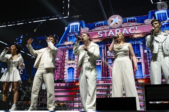 Candice, Pierre, Julien, Djebril, Héléna, Lénie et Axel font leur entrée sur scène lors du concert de la Star Academy à Lyon, France, le 15 mars 2024. © Sandrine Thesillat/Panoramic/Bestimage