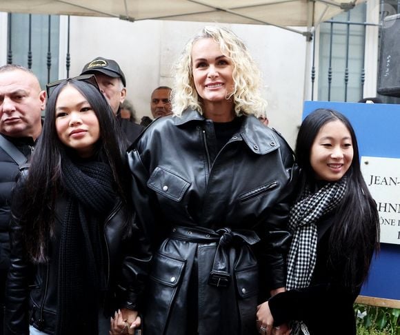 Laeticia Hallyday, ses filles Joy et Jade lors de l'inauguration d'une plaque commémorative en hommage à Johnny Hallyday devant l'immeuble où le chanteur français a grandi dans le 9ème arrondissement de Paris, France, le 22 décembre 2023. © Dominique Jacovides/Bestimage