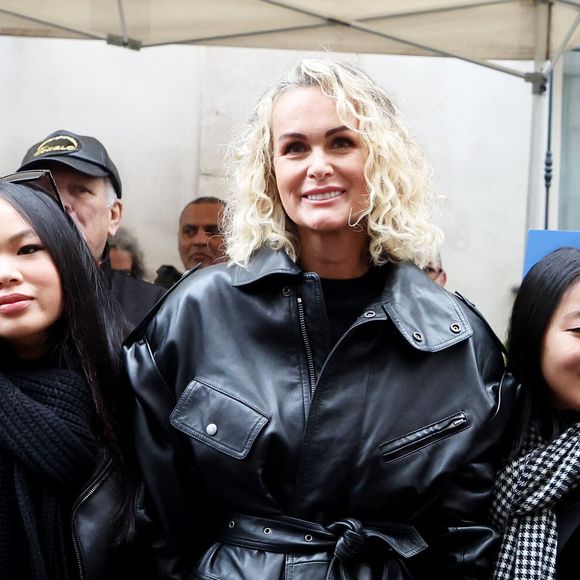 Laeticia Hallyday, ses filles Joy et Jade lors de l'inauguration d'une plaque commémorative en hommage à Johnny Hallyday devant l'immeuble où le chanteur français a grandi dans le 9ème arrondissement de Paris, France, le 22 décembre 2023. © Dominique Jacovides/Bestimage