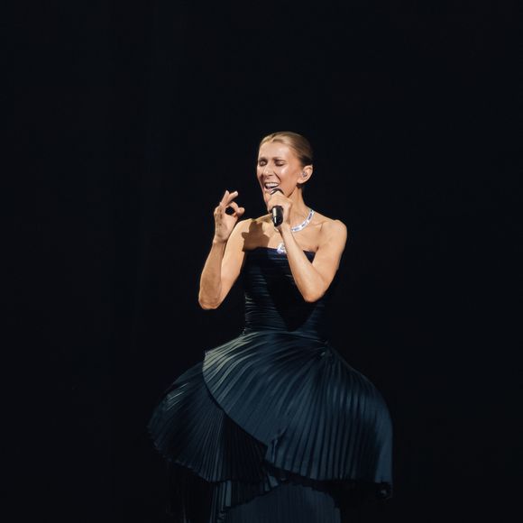 Celine Dion, tenue et bijoux Boucheron, lors de son premier concert à la Plénitude Arena à Paris La Défense le 12 septembre 2026. 

Photo : Agence / Bestimage