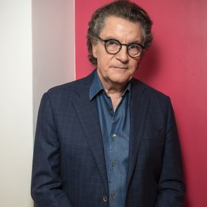 Exclusif - Francis Cabrel en backstage de l'enregistrement de l'émission "Serge Lama, le dernier rappel" présentée par F. Bollaert, diffusée le vendredi 21 novembre 2025 sur France 3 à 21h10, au théâtre Marigny à Paris, France, le 29 avril 2025. © Clovis-Moreau/Bestimage