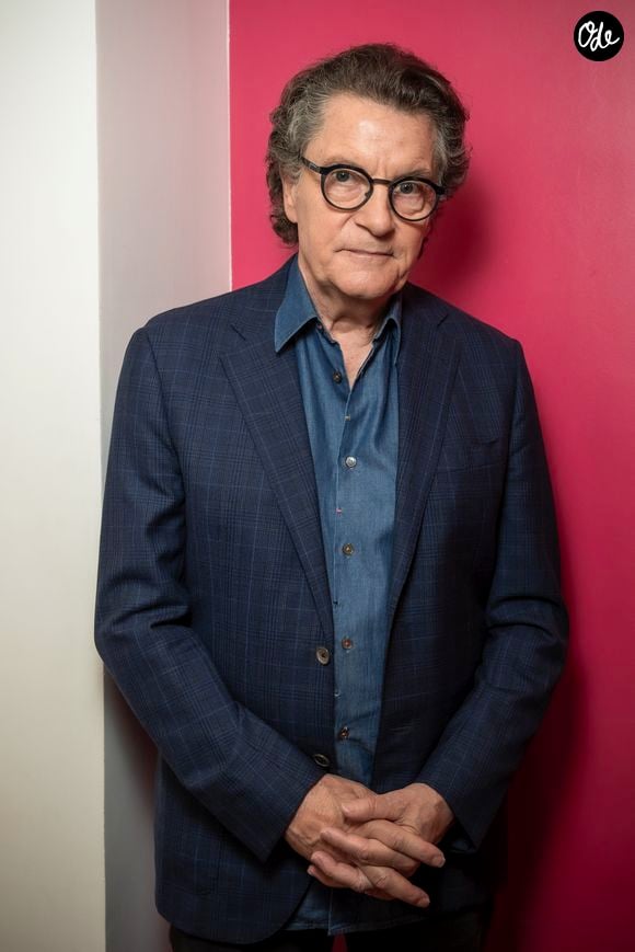 Exclusif - Francis Cabrel en backstage de l'enregistrement de l'émission "Serge Lama, le dernier rappel" présentée par F. Bollaert, diffusée le vendredi 21 novembre 2025 sur France 3 à 21h10, au théâtre Marigny à Paris, France, le 29 avril 2025. © Clovis-Moreau/Bestimage