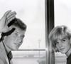 Après la séparation de Johnny Hallyday et Sylvie Vartan, ils ont pris une grande décision

13 juin 1972 - Paris, France - JOHNNY HALLYDAY et son épouse SYLVIE VARTAN à l'aéroport d'Orly, saluent la foule avant d'embarquer dans un avion à destination de New York. Photo : Keystone Press Agency/ZUMA/ABACAPRESS.COM