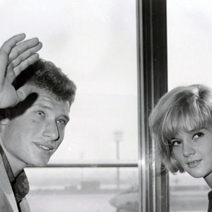 Après la séparation de Johnny Hallyday et Sylvie Vartan, ils ont pris une grande décision

13 juin 1972 - Paris, France - JOHNNY HALLYDAY et son épouse SYLVIE VARTAN à l'aéroport d'Orly, saluent la foule avant d'embarquer dans un avion à destination de New York. Photo : Keystone Press Agency/ZUMA/ABACAPRESS.COM