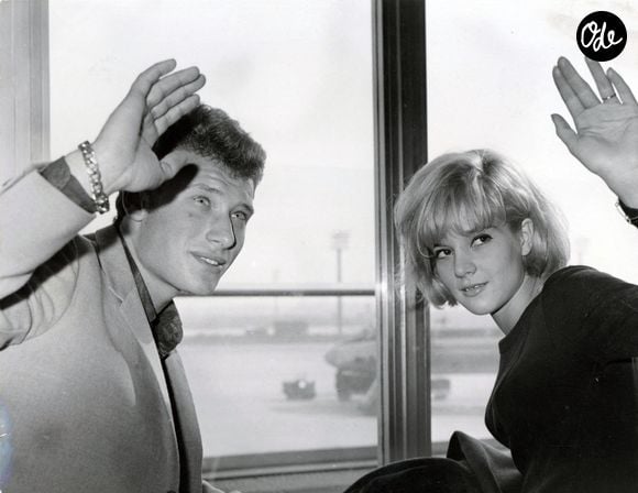 Après la séparation de Johnny Hallyday et Sylvie Vartan, ils ont pris une grande décision

13 juin 1972 - Paris, France - JOHNNY HALLYDAY et son épouse SYLVIE VARTAN à l'aéroport d'Orly, saluent la foule avant d'embarquer dans un avion à destination de New York. Photo : Keystone Press Agency/ZUMA/ABACAPRESS.COM