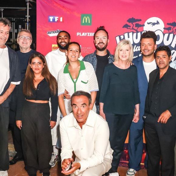 Kev Adams, Elodie Poux, Jean-Luc Reichmann, Laurent Ruquier, Ines Reg, Nordine Ganso, Nash, Nikos Aliagas, Jarry, Chantal Ladesou, Jamel Debbouze, Samuel Bambi, Nino Arial, Thomas Marty lors de la 3ème édition du festival L’Humour à la Plage à Juan les Pins, France, le 27 juin 2026. © Bruno Bebert-Jack Tribeca / Bestimage