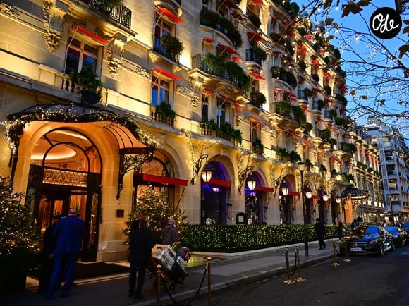 Jocelyn Herland en prend les commandes avec Anthony Di Prospero et Angelo Musa.

L'hôtel Plaza Athénée situé Avenue Montaigne - Illustration des Illuminations de Noël dans les rues de Paris. © Christian Liewig/Bestimage