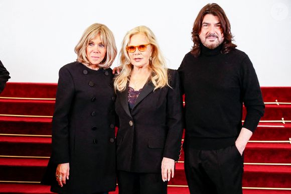 Brigitte Macron, première dame de France, Sylvie Vartan et le couturier Stéphane Rolland au défilé Stéphane Rolland à la Salle Pleyel, "Collection Haute Couture Printemps/Eté 2025" lors de la Fashion Week de Paris (PFW), le 28 janvier 2025. 
© Christophe Clovis / Bestimage