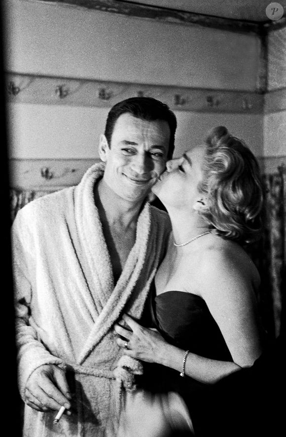 Le chanteur français d'origine italienne Yves Montand (Ivo Livi) fume une cigarette avec sa femme et l'actrice française Simone Signoret qui l'embrasse sur la joue après son concert au théâtre Sistina. © Zuma/ABACA