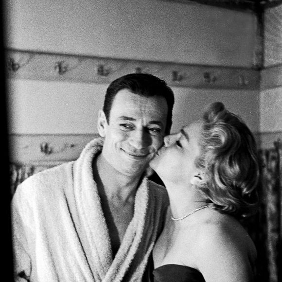 Le chanteur français d'origine italienne Yves Montand (Ivo Livi) fume une cigarette avec sa femme et l'actrice française Simone Signoret qui l'embrasse sur la joue après son concert au théâtre Sistina. © Zuma/ABACA