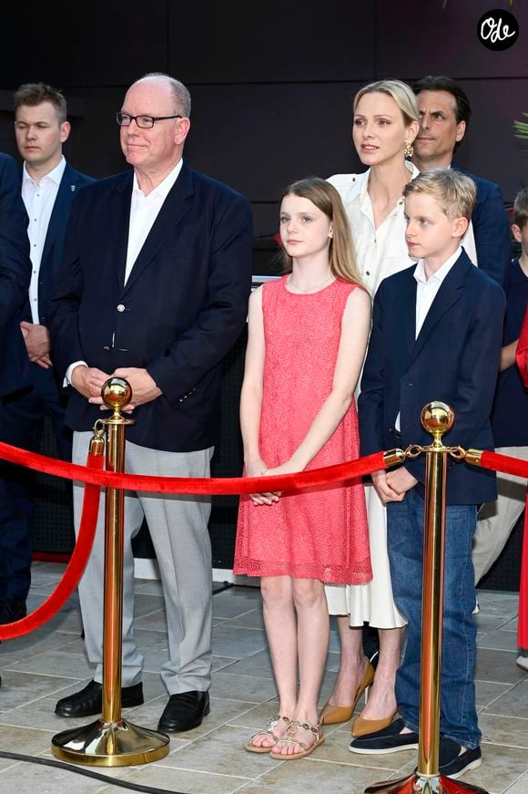 Sur le compte Instagram du palais princier, on peut ainsi découvrir Albert et Charlène de Monaco en découverte des lieux sous un grand soleil, accompagnés de leurs enfants. 

Prince Albert II, la princesse Charlène de Monaco, la princesse Gabriella de Monaco et le prince Jacques de Monaco, en Allemagne, le 29 juin 2026. 

© API / BESTIMAGE