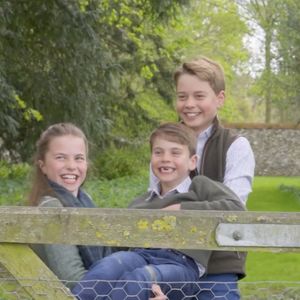 Le prince George célèbre son 12e anniversaire tout sourire, accompagné de ses frères et sœurs, la princesse Charlotte, 10 ans, et le prince Louis, 7 ans, dans une vidéo tournée dans les coulisses d'une séance photo.©JLPPA / Bestimage