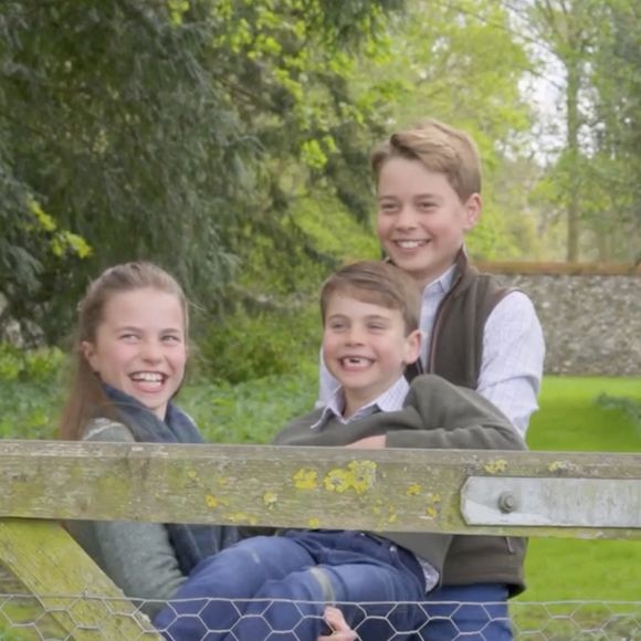 Le prince George célèbre son 12e anniversaire tout sourire, accompagné de ses frères et sœurs, la princesse Charlotte, 10 ans, et le prince Louis, 7 ans, dans une vidéo tournée dans les coulisses d'une séance photo.©JLPPA / Bestimage