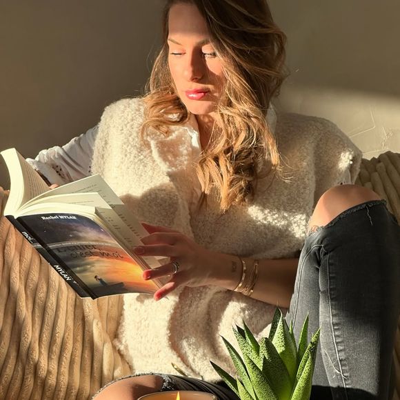 Très affectée par cette disparition, Camille n’a jamais caché à quel point cette perte a bouleversé son quotidien...

Instagram @madame.santoro