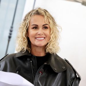 Chaque année, Laeticia Hallyday se recueille sur la tombe de Johnny Hallyday.

Laeticia Hallyday lors de l'inauguration d'une plaque commémorative en hommage à Johnny Hallyday devant l'immeuble où le chanteur français a grandi dans le neuvième arrondissement de Paris, France.

© Dominique Jacovides/Bestimage