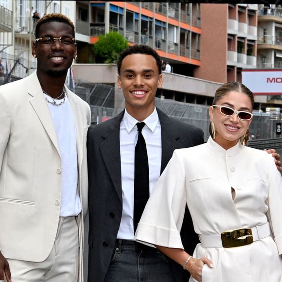Alexandre Grimaldi, le fils du prince de Monaco et de N.Costes, avec Paul Pogba et sa femme Maria Zulay Pogba lors du 15ème Grand Prix de Monaco Historique, le 26 avril 2026. 
© Bruno Bebert / Bestimage